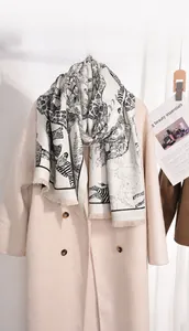 Detalle de bufanda con estampado animal africano con cebras y flecos en cachemira crema