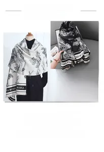 Détail de l'écharpe en imitation cachemire avec motif jacquard de paysage noir et blanc