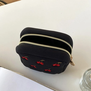 Trousse à maquillage noire portable avec broderie cerise et fermeture éclair dorée