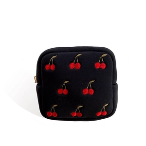Pochette bijoux carrée noire avec broderie cerise rouge et or et fermeture éclair