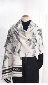 Détail de l'écharpe en jacquard paysage vintage aspect cachemire avec franges élégantes