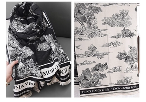 Détail de l'imprimé Toile de Jouy sur une écharpe jacquard avec franges et texte latin