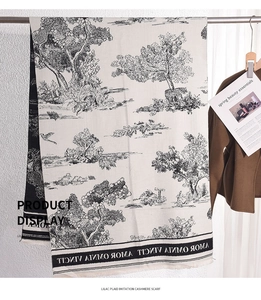 Détail d'une écharpe en cachemire avec imprimé Toile de Jouy noir et blanc et paysages