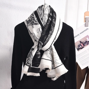Bufanda clásica en blanco y negro con flecos y patrones botánicos de estilo africano