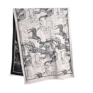Bufanda beige tacto cachemira con estampado negro de animales salvajes africanos
