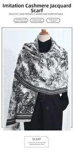 Détail de l'écharpe noire et blanche en imitation cachemire avec motifs jacquard de jungle