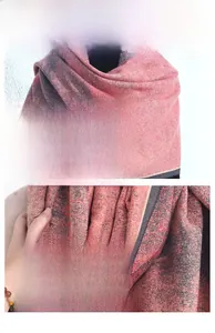 Détail de la texture imprimée coucher de soleil et couture soignée du châle d'automne