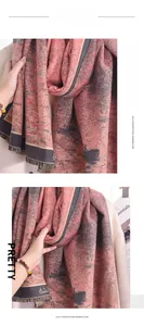Détail de l'écharpe rose corail en imitation cachemire avec texture grise et glands