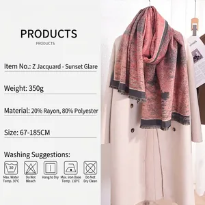 Écharpe jacquard coucher de soleil rose et gris sur manteau beige en 350g rayonne