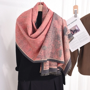 Écharpe élégante à imprimé marbre rose corail et gris avec franges sur cintre en bois