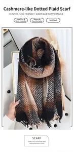 Gros plan d'une écharpe à carreaux aspect cachemire avec franges en marron et crème