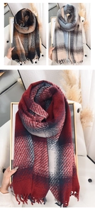 Détail d'écharpes à carreaux et franges rouge-gris et bleu-beige, texture cachemire