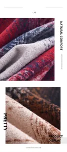 Gros plan d'une écharpe en imitation cachemire à carreaux montrant la texture du tissu