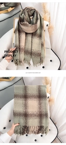 Détail d'une écharpe en imitation cachemire à carreaux vert sauge et beige avec franges