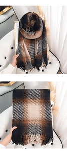 Détail de l'écharpe à carreaux vintage avec franges, matériau chaud et épais style rétro