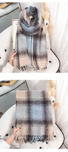 Détail d'une écharpe à carreaux bleus et beige avec franges sur une chaise rétro