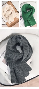 Detailaufnahme dicker Rippstrickschals in den Farben Beige, Grün und Grau