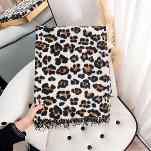 Classic leopard print shawl with tassels made of warm cashmere-like fabric for women