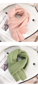 Nahaufnahme der groben Strickstruktur auf rosa und grünen Winterschals mit Rippmuster