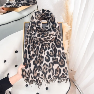 Classic leopard print cashmere-style scarf with tassel fringe for autumn and winter fashion