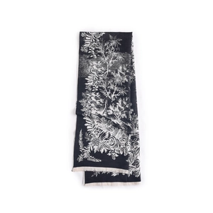 Retro black and white floral cashmere shawl with elegant fringe for winter warmth