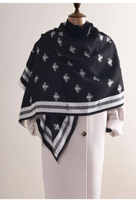 Détail de l'écharpe effet cachemire noir et blanc avec motif abeille et franges
