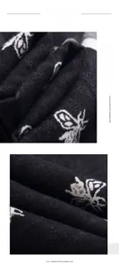Détail de l'écharpe en cachemire synthétique montrant des motifs floraux tricotés doux