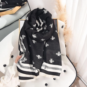Écharpe élégante noir et blanc en cachemire avec motifs d'abeilles et franges au fauteuil