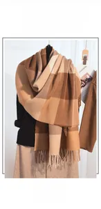 Détail de l'écharpe en imitation cachemire avec motif à carreaux chauds et fines franges