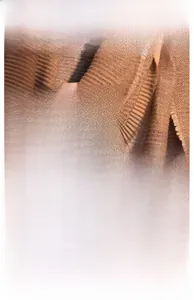 Gros plan sur l'écharpe en maille bicolore montrant la texture côtelée et les franges