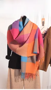Détail d'une écharpe en tricot plissée multicolore avec texture unique et bords à franges