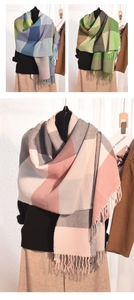 Détail de la texture tricotée à blocs de couleurs et des franges de l'écharpe d'hiver