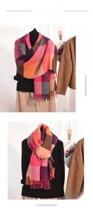 Détail de l'écharpe à carreaux color-block avec franges en tissu imitation cachemire