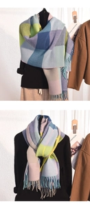 Détails de l'écharpe en tricot bicolore avec texture côtelée et longues franges