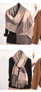 Détails du motif tricoté en patchwork gris et rose et des franges de cette écharpe hiver