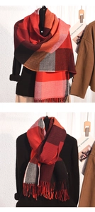 Gros plan sur la maille de l'écharpe color-block avec franges et motif à carreaux rétro
