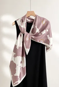 Détail macro du foulard en soie fleurie avec impression rétro et texture soyeuse et douce