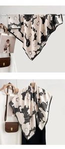Détail d'un foulard en soie à imprimé floral avec motif botanique sur fond beige
