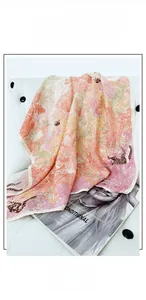 Detail eines bedruckten Baumwoll-Leinen-Halstuchs mit Blumen- und Leopardendesign