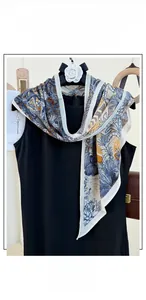 Détail de l'écharpe à imprimé ethnique en tissu doux en coton et lin