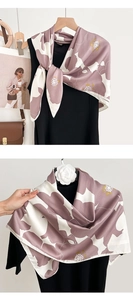 Détail d'un foulard en soie florale avec imprimés lilas et texture satinée lisse