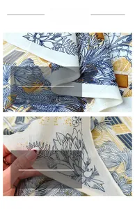 Détails des coutures fines et du tissu doux avec des motifs floraux bleus