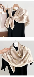 Détail d'un élégant foulard beige à fleurs avec texture satinée et tons terreux