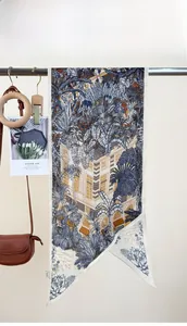 Détail d'un foulard en soie avec imprimé forêt vintage et bords ourlés fins