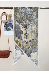 Détail d'un foulard en soie avec imprimé bâtiment vintage et feuilles de palmier chic