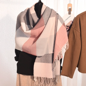 Écharpe tricotée bicolore style cachemire avec franges en rose, gris et beige