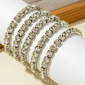 Set mit fünf silbernen Tennis-Armbändern mit funkelnden Strasssteinen auf weißem Display