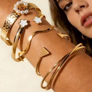 Ensemble chic de bracelets multicouches dorés avec détails de fleurs et perles