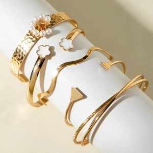 Set de 5 bracelets dorés avec fleurs de trèfle, perles et designs métalliques variés
