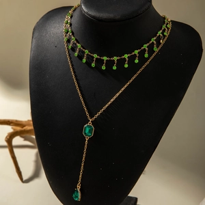 Elegante collana a Y a strati con pietre preziose verde smeraldo e nappa color oro